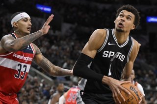 Victor Wembanyama (à droite) attaque le panier face à Kyle Kuzma pour son premier match à 50 points. KEYSTONE/AP/Darren Abate